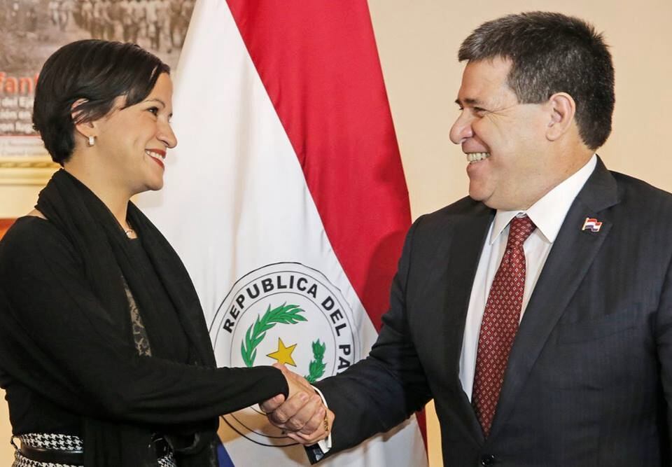 Lea Giménez, la primera mujer que preside el Ministerio de Hacienda, recibe el ok del presidente Horacio Cartes. Foto: Sicom.