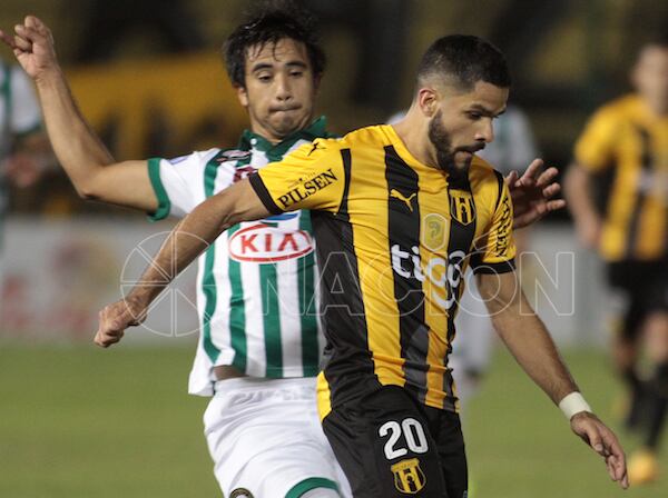 El mediocampista aurinegro Juan Aguilar se apresta para enfrentar
el último partido del Apertura.foto: FERNANDO RIVEROS