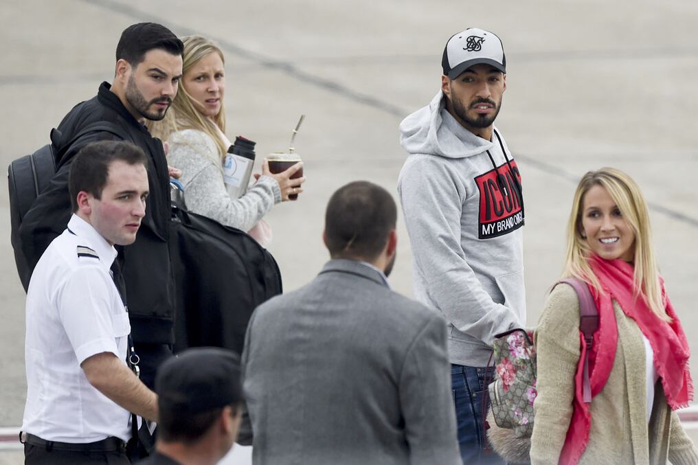 Luis Suarez y su señora al arribo al Aeropuerto de Rosario. AFP