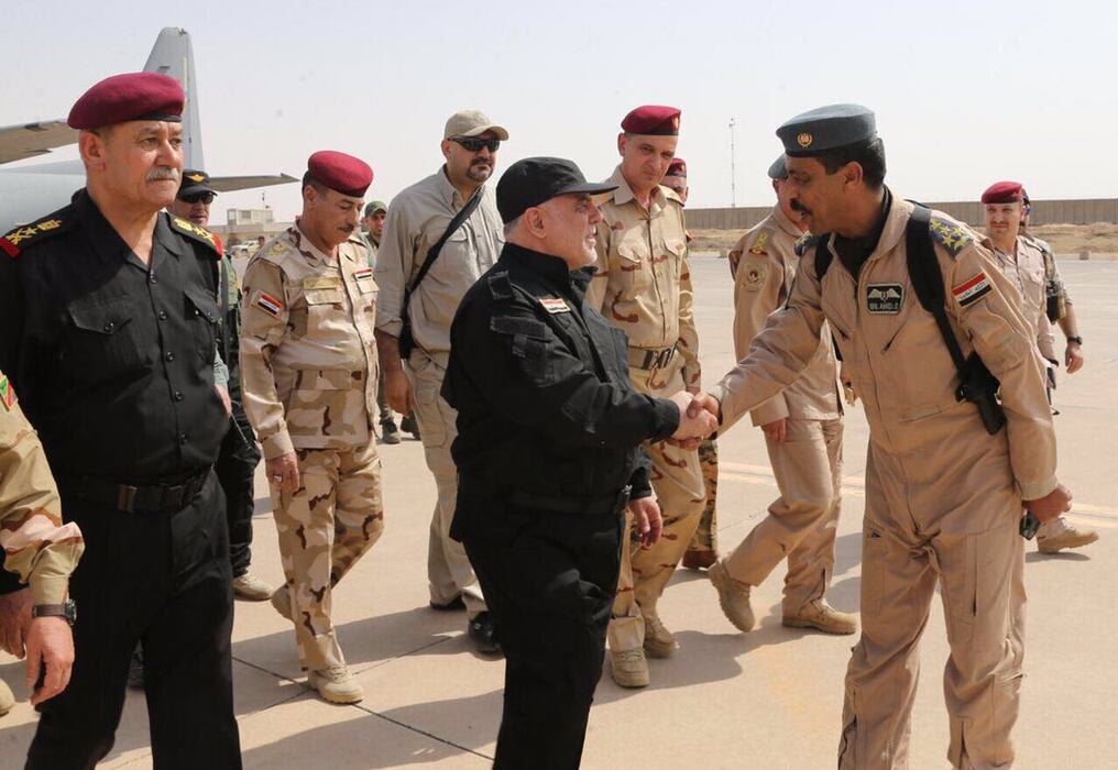 Al-Abadi llega a Mosul para anunciar su liberación y felicitar a las fuerzas armadas y el pueblo iraquí en esta victoria. Foto:  Haider Al-Abadi‏Cuenta verificada @HaiderAlAbadi  