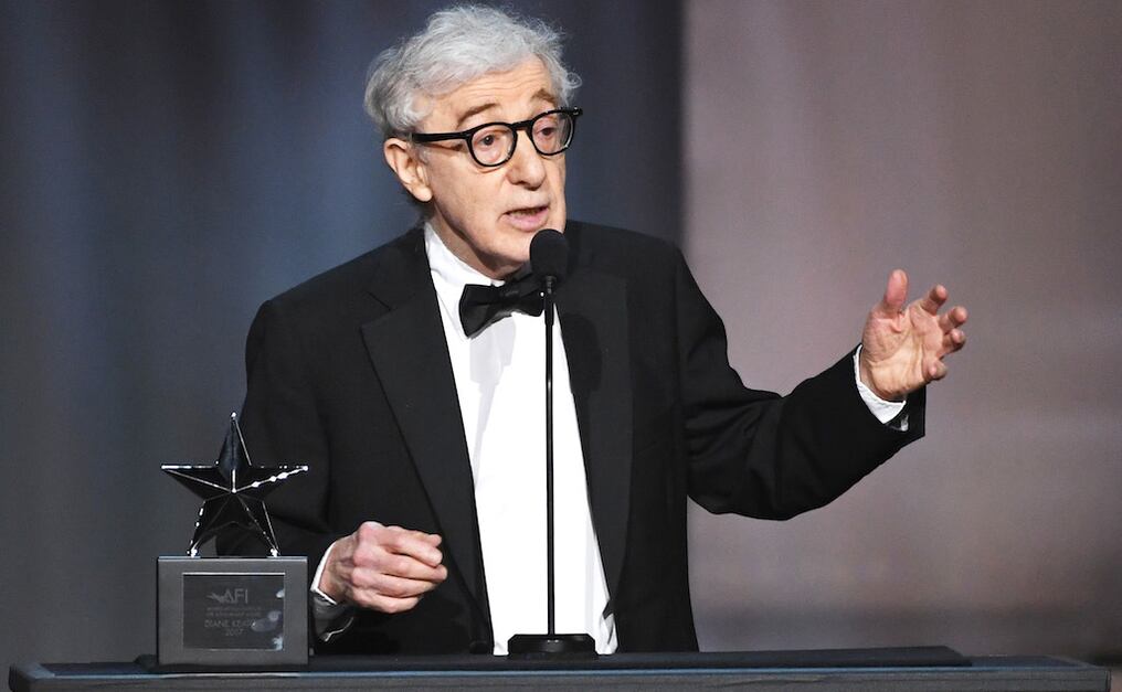 Según un diario local de Hamburgo, Woody Allen calificó de "estúpida" esta acción de Femen y se comprometió a volver a subir al escenario el miércoles en Hamburgo, como estaba previsto. AFP.