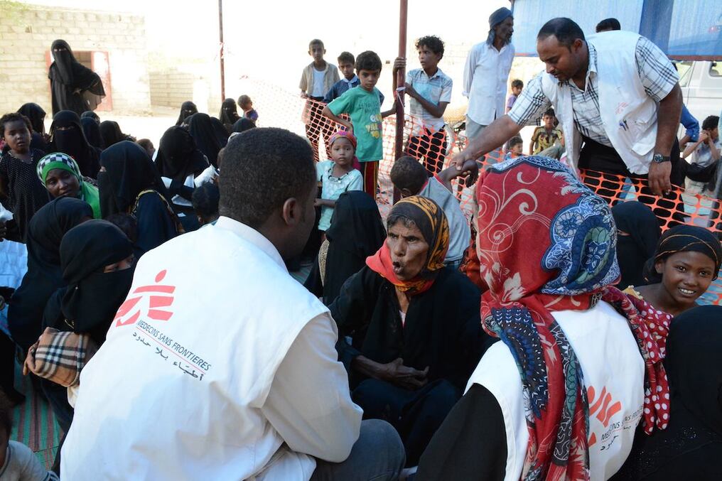 Área de espera en una clínica móvil gestionada por Médicos Sin Fronteras (MSF) en el centro de salud de Al Khamees . Foto: ©Ainhoa Larrea