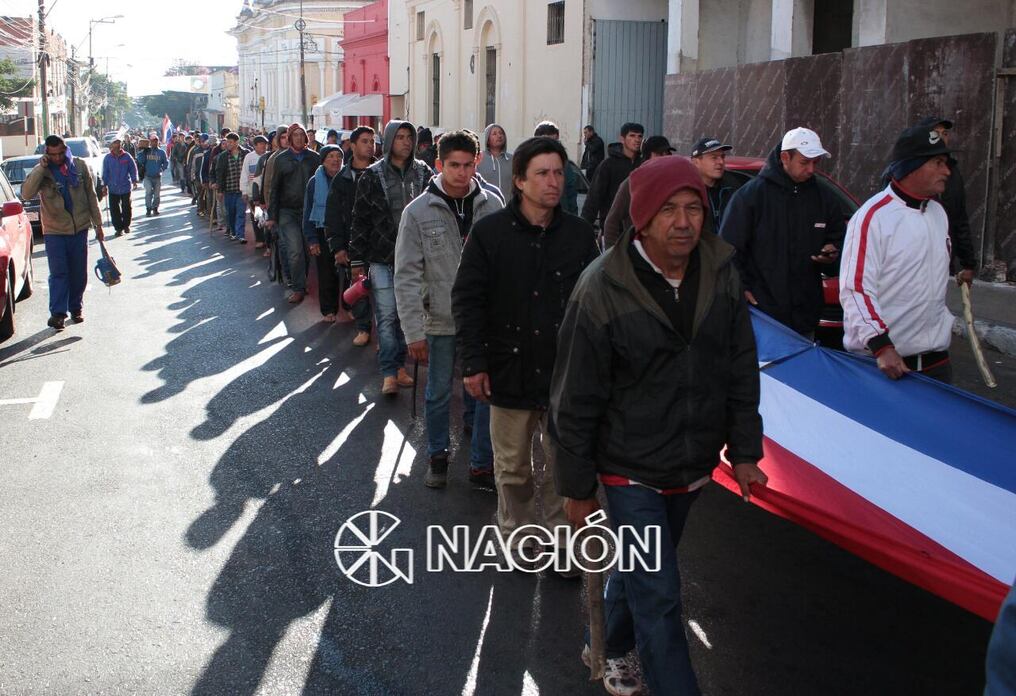 LABRIEGOS MARCHANDO ESTE JUEVES POR LA CONDONACIÓN EN EL CENTRO CAPITALINO. FOTO: FERNANDO RIVEROS.