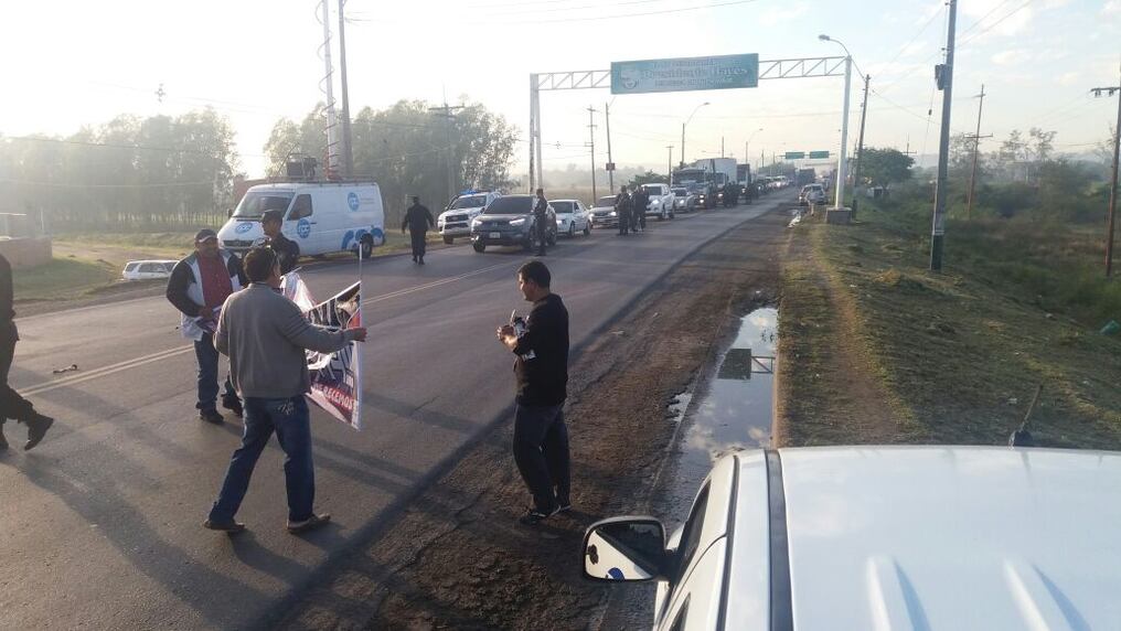 Pobladores cierran ruta cerca del Puente Remanso. Foto: Radio 1080 AM