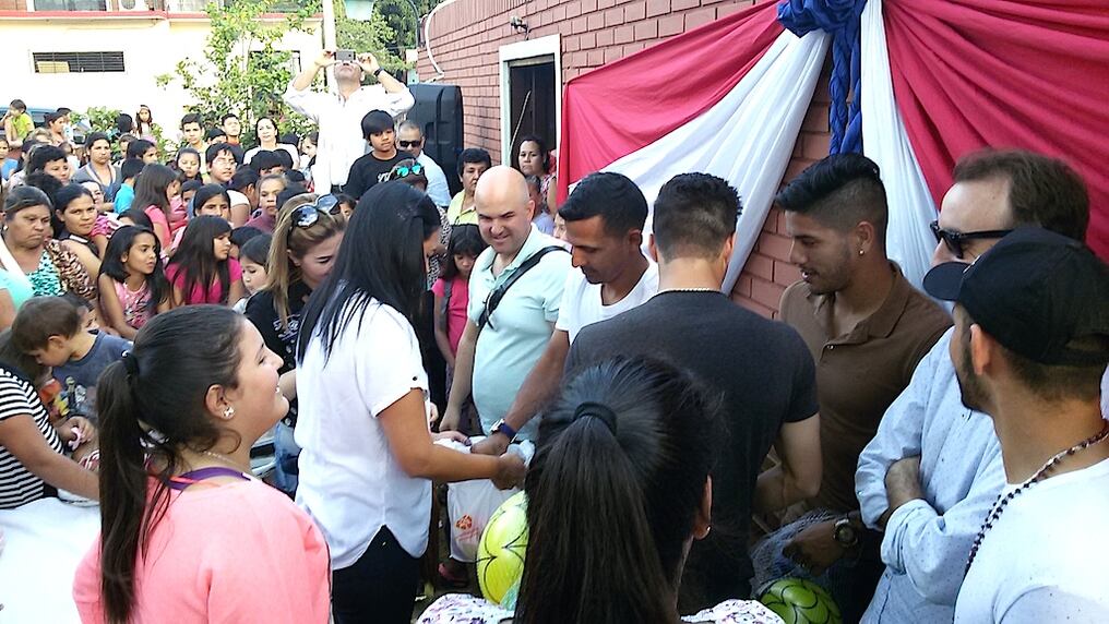 Participaron cerca de 800 niños, quienes pudieron compartir con varias figuras del Repollero y los Profes.