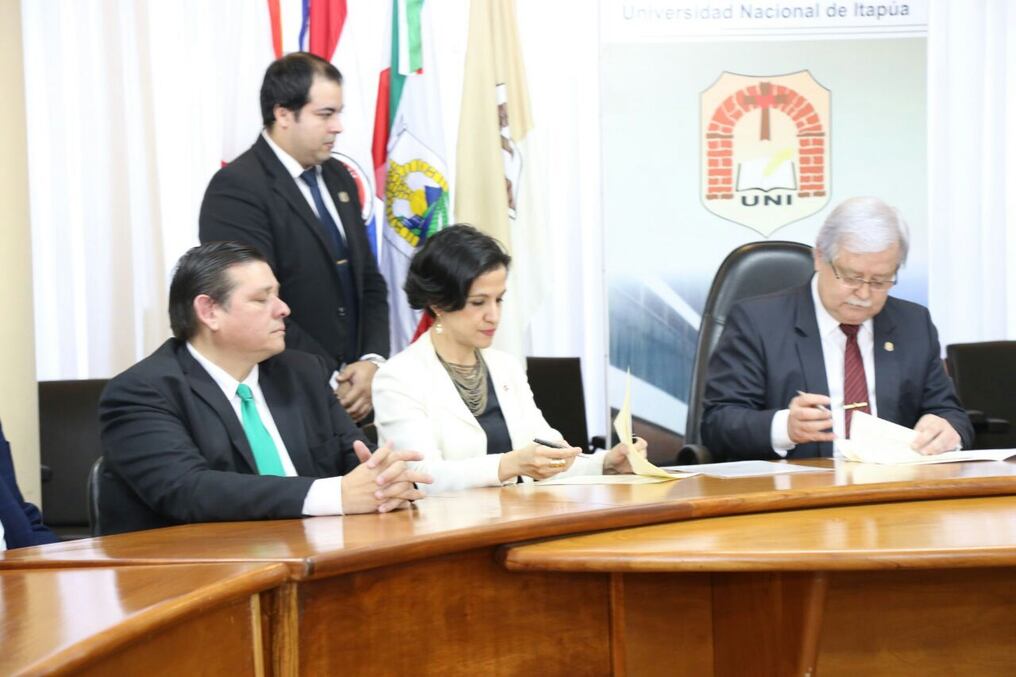 La ministra de Hacienda, Lea Giménez, y el rector de la UNI, Hildegardo González Irala, suscribieron el convenio en Encarnación.