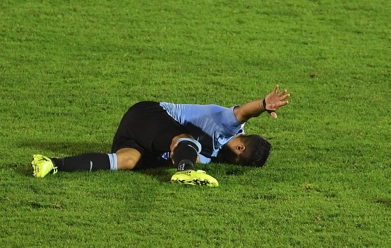 Suárez pidió cambio ante Argentina, pero fue solo por un calambre. Foto: AFP.