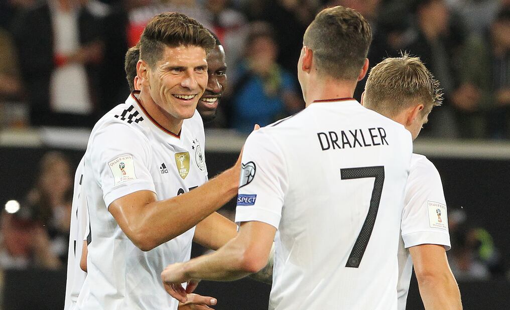 Mario Gómez celebra junto a Julian Draxler el gol para Alemania. AFP