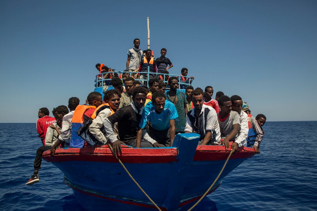 Migrantes esperan ser rescatados por el Aquarius, barco de "SOS Mediterranee" y "Médicos Sin Fronteras". Foto: AFP  / Angelos Tzortzinis
