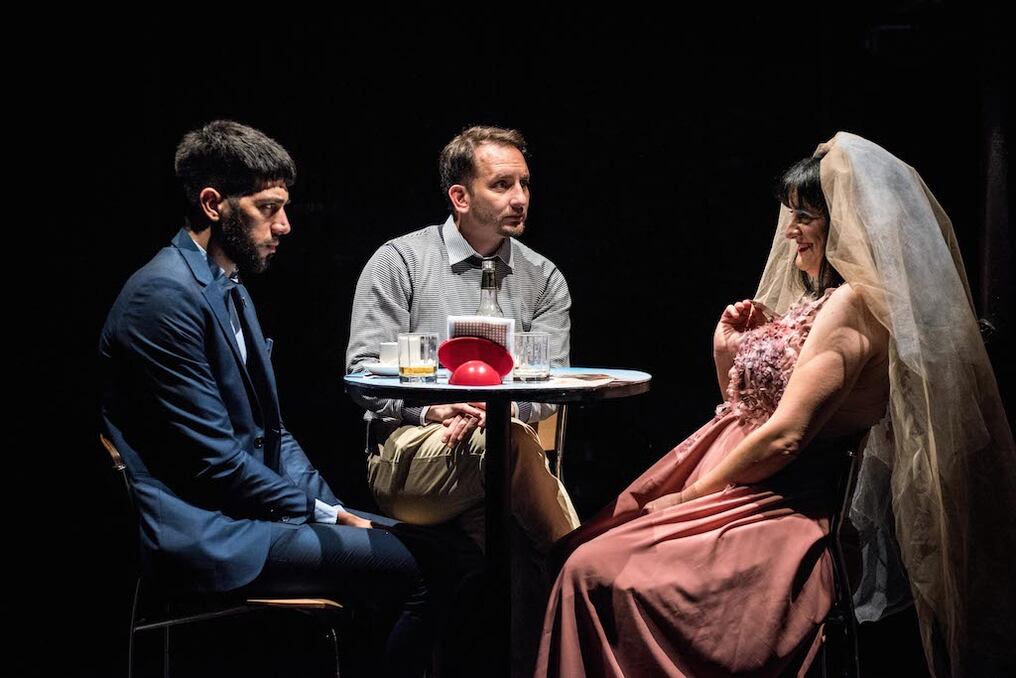 El elenco está conformado además por Mariel Balbuena, Mario González Martí, Fátima Flores Pompa, Claudia Laterza, Diro Romero y Jazmín Ruiz Díaz.