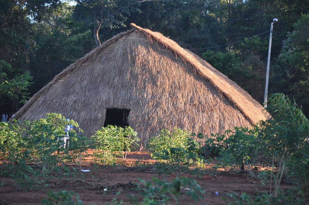 Óga guasu (casa grande): Antigua casa grande guaranítica ó’guasu, donde vivía un clan familiar (entre 40 a 60 personas).