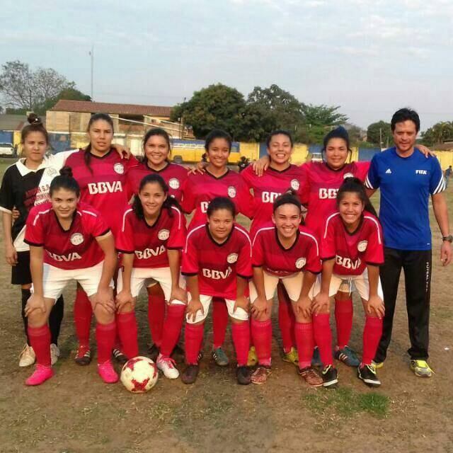 Con mucha ilusión arrancó el plantel del profe César, hasta que se acabó el poco dinero que les dieron en el club. Foto: Fútbol Femenino Py Fb.