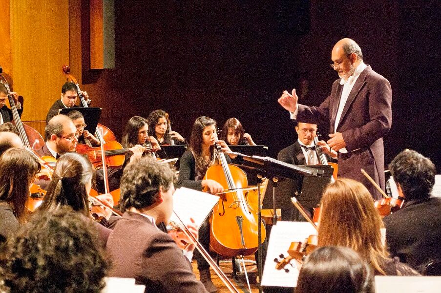 El espectáculo contemplará un variado repertorio, a cargo de la OSN, bajo la dirección del maestro Juan Carlos Dos Santos y “Los Juan”, quienes interpretarán: Júrame, de María Grever; O Sole Mío, entre otros.