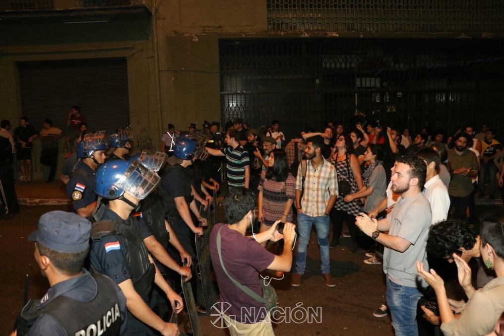 Durante la noche de este viernes se registraron varios incidentes en la Escuela de Ciencias Políticas de la UNA. Foto:Cristóbal Núñez