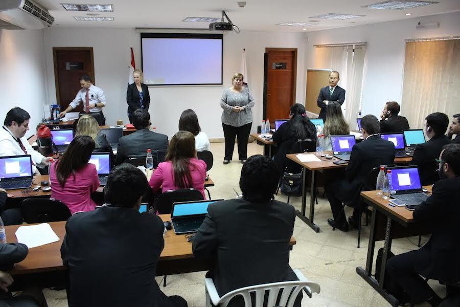Agentes del FBI capacitaron a fiscales paraguayos, argentinos y a efectivos de la Policía Nacional para el uso correcto de la tecnología en investigaciones criminales.foto: gentileza