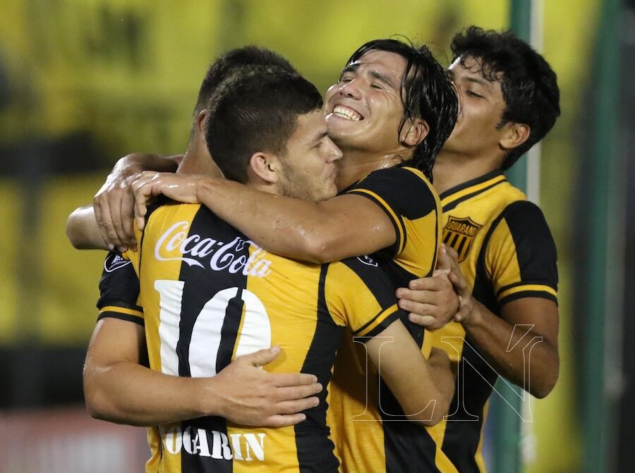 Rodrigo Bogarín (10),
Fidencio Oviedo y
Robert Rojas festejan
uno de los goles de
Guaraní ante Carabobo
de Venezuela.FOTO: ANÍBAL GAUTO