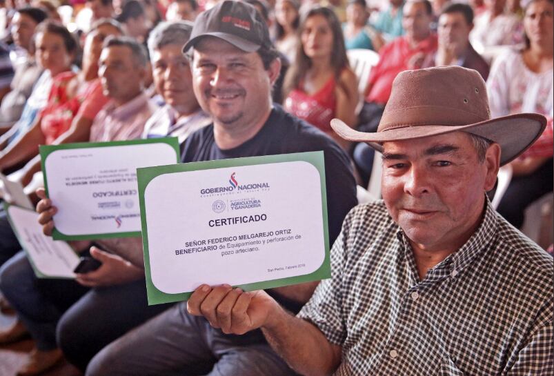 Dos beneficiarios de la inversión social del Poder Ejecutivo. Gráfica de archivo. Foto: Paraguay TV @ParaguayTVHD, Twitter.