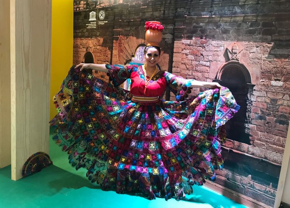 Una compatriota con el tradicional atuendo de la mujer paraguaya en la ITB Berlín 2018. Foto: gentileza.