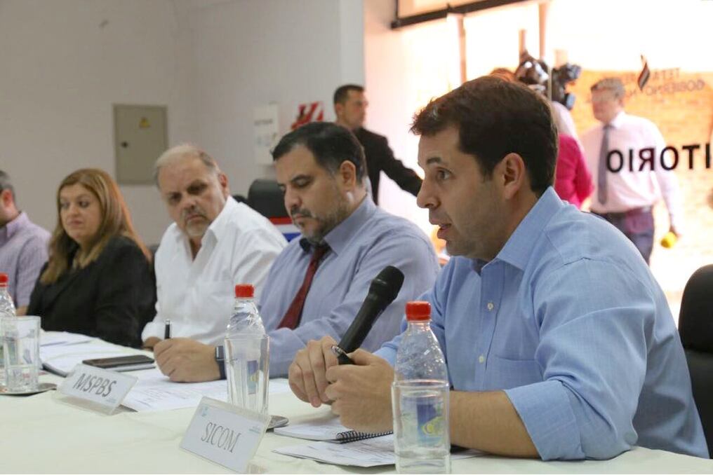 El titular de SICOM, Fabrizio Caligaris, al lado del ministro de Salud, Carlos Morínigo, del titular de la SEN, Joaquín Roa, y de la Fiscal General del Estado, Sandra Quiñónez, en el anuncio del operativo interinstitucional. Foto: Gentileza.