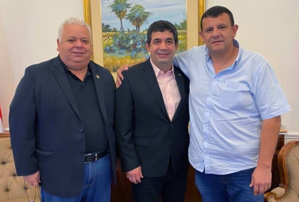El exdiputado Juan Carlos Ozorio, el vicepresidente Hugo Velázquez y el pastor José Insfrán, en octubre del 2021. Foto: Gentileza.