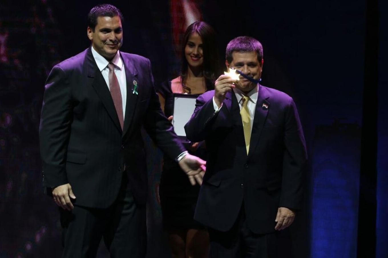 El presidente Horacio Cartes exhibe su medalla de distinción entregado por el titular de la APF Robert Harrison. Foto: Néstor Soto.