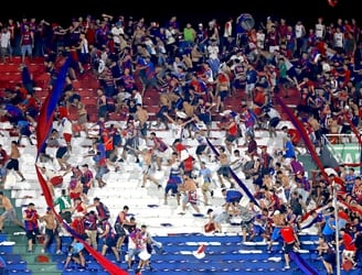 Barras de Cerro Porteño se pelearon entre sí y destrozaron el espectáculo. Foto: Roberto Zarza, Nación Media.