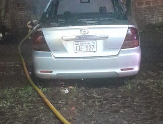 El vehículo fue consumido por las llamas en plena vía pública. Foto: Radio Concierto.