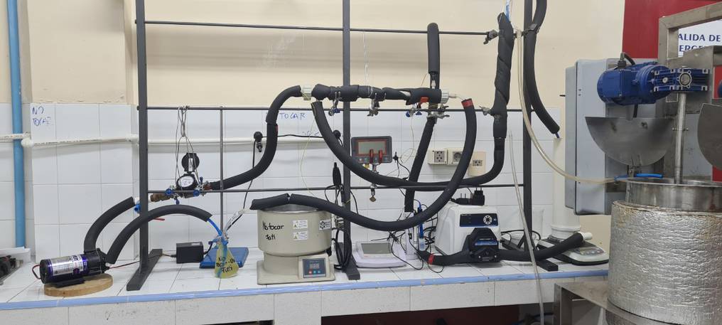 Para identificar el potencial de cristalización de los azucares del jugo concentrado, se realizó un montaje en el laboratorio de un sistema completo de evaporación al vacío. Foto: Gentileza.
