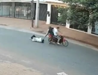 La joven fue arrastrada varios metros por los motochorros. Imagen: captura de CCTV.