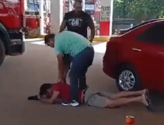 El suboficial (que estaba de civil) encañonó a los ocupantes del vehículo. Imagen: captura de video.