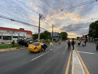 Violenta colisión de dos automóviles, con resultado fatal. Ocurrió en avenida Eusebio Ayala y Profesor Conradi. Foto gentileza.