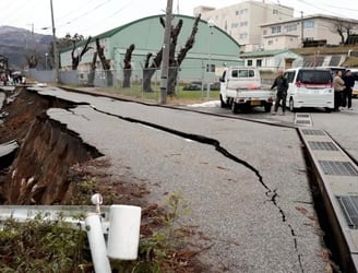 La gente es evacuada tras el terremoto en la ciudad de Wajima, prefectura de Ishikawa, el 1 de enero de 2024. Yusuke Fukuhara/El Yomiuri Shimbun