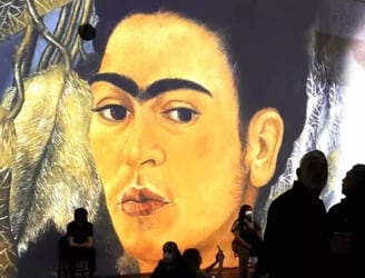 La muestra inmersiva “Frida Kahlo, Museo Sensorial”, llegó a Paraguay.
