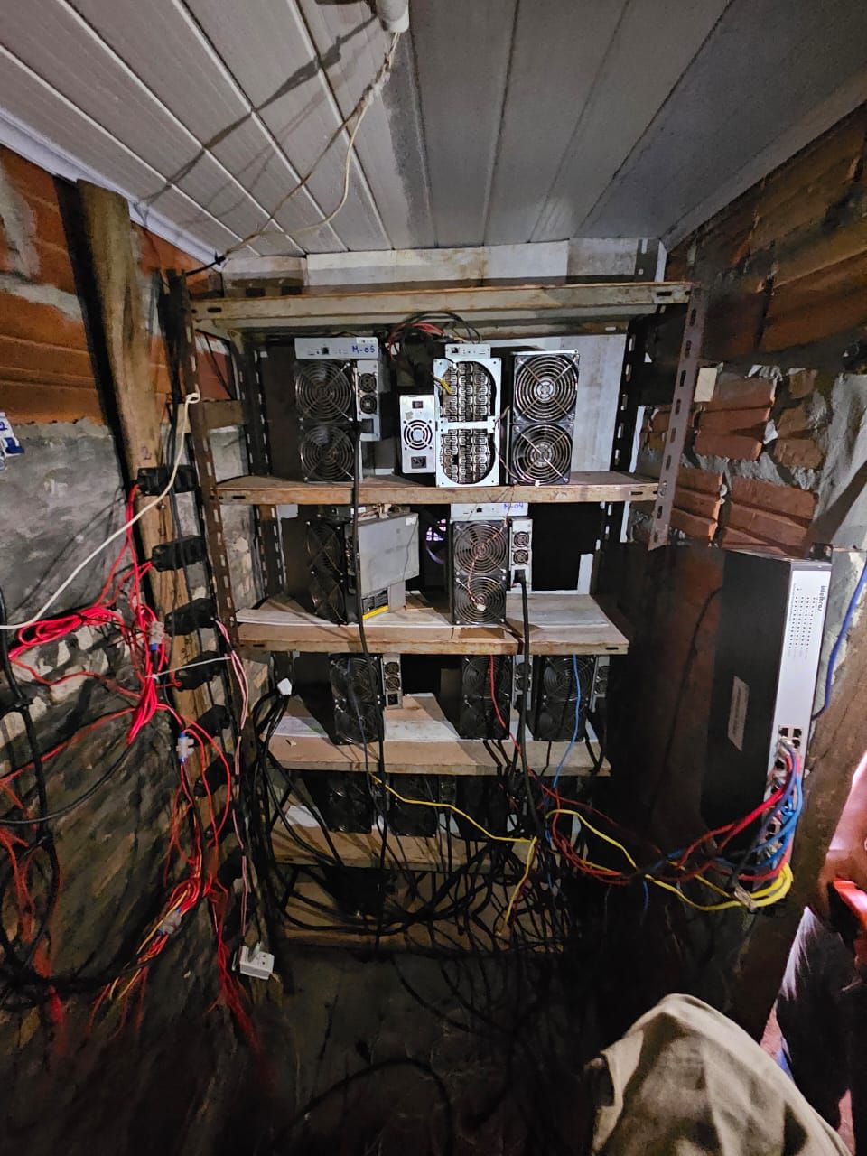 La Nación / Tras denuncia de Ande, se incautaron de 13 máquinas bitcoin que  operaban sin medidor