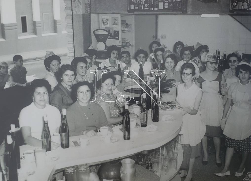 Mujeres en el Lido. Asunción, c.1955.