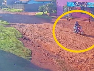 El solitario delincuente llegó a bordo de una motocicleta. Imagen: captura de video.