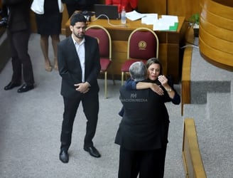 El llanto de Kattya González al saludar a Ignacio Iramain, quien ahora ocupa su puesto. Foto: Jorge Jara.