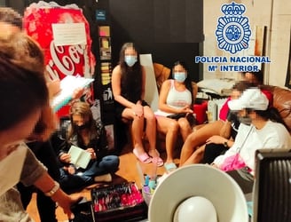 En un reciente operativo de la Policía española fueron liberadas un total de siete mujeres de entre 20 y 25 años. Foto: @policia