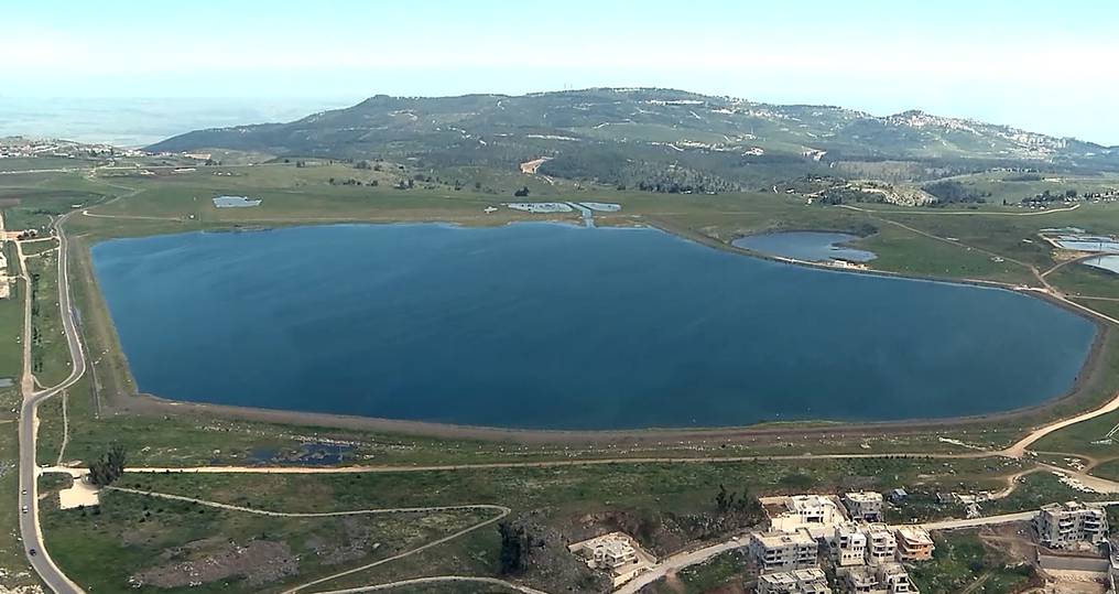 Uno de los lagos creados por el KKL, una organización que se encarga de adquirir tierras y transformar el desierto. Foto: KKL.