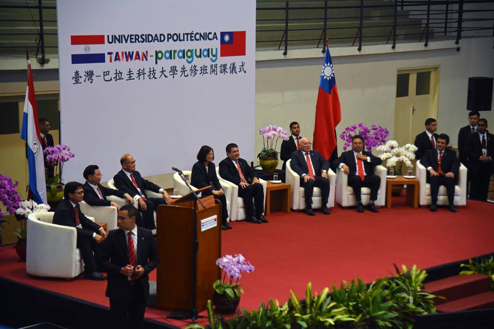 Paraguayan President Horacio Cartes (C-R) and Taiwanese President Tsai Ing-wen (C-L), attend the inauguration of the academic year at the Polytechnic University Taiwan-Paraguay, on August 14, 2018 in Luque, Paraguay. - Ing-wen will attend the inauguration ceremony of Paraguayan president-elect Mario Abdo Benitez. (Photo by NORBERTO DUARTE / AFP)