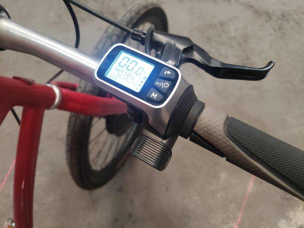 Estas bicicletas cuentan con una pantalla LCD que indica el estado de carga de la batería, la velocidad, kilometraje y tiempo recorrido. Foto: Gentileza.
