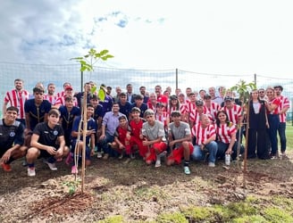 APF y A Todo Pulmón plantan árboles en el semillero de fútbol paraguayo.