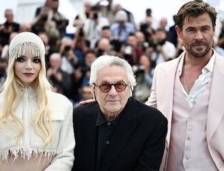 Anya Taylor-Joy, George Miller y Chris Hemsworth en el  77th Festival de Cine de Cannes. Foto: Loic Venance / AFP