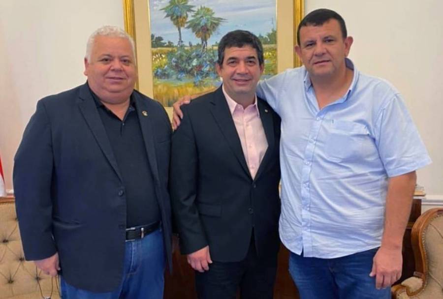 El exvicepresidente paraguayo, Hugo Velázquez, junto con el pastor José Insfrán (de camisa celeste) y el exdiputado Juan Carlos Ozorio. Foto: Gentileza