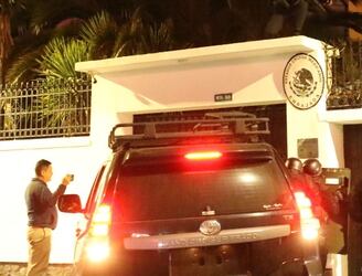 Personal diplomático de México parte de Ecuador tras asalto a la embajada.