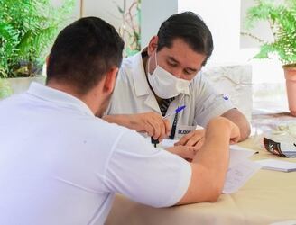 Salud aumenta salarios a médicos pasantes rurales.