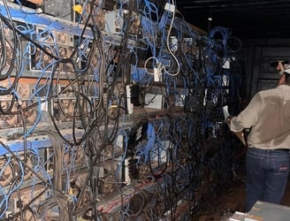 Las granjas de criptominería ilegales utilizan conexiones clandestinas para operar. Foto: ANDE.